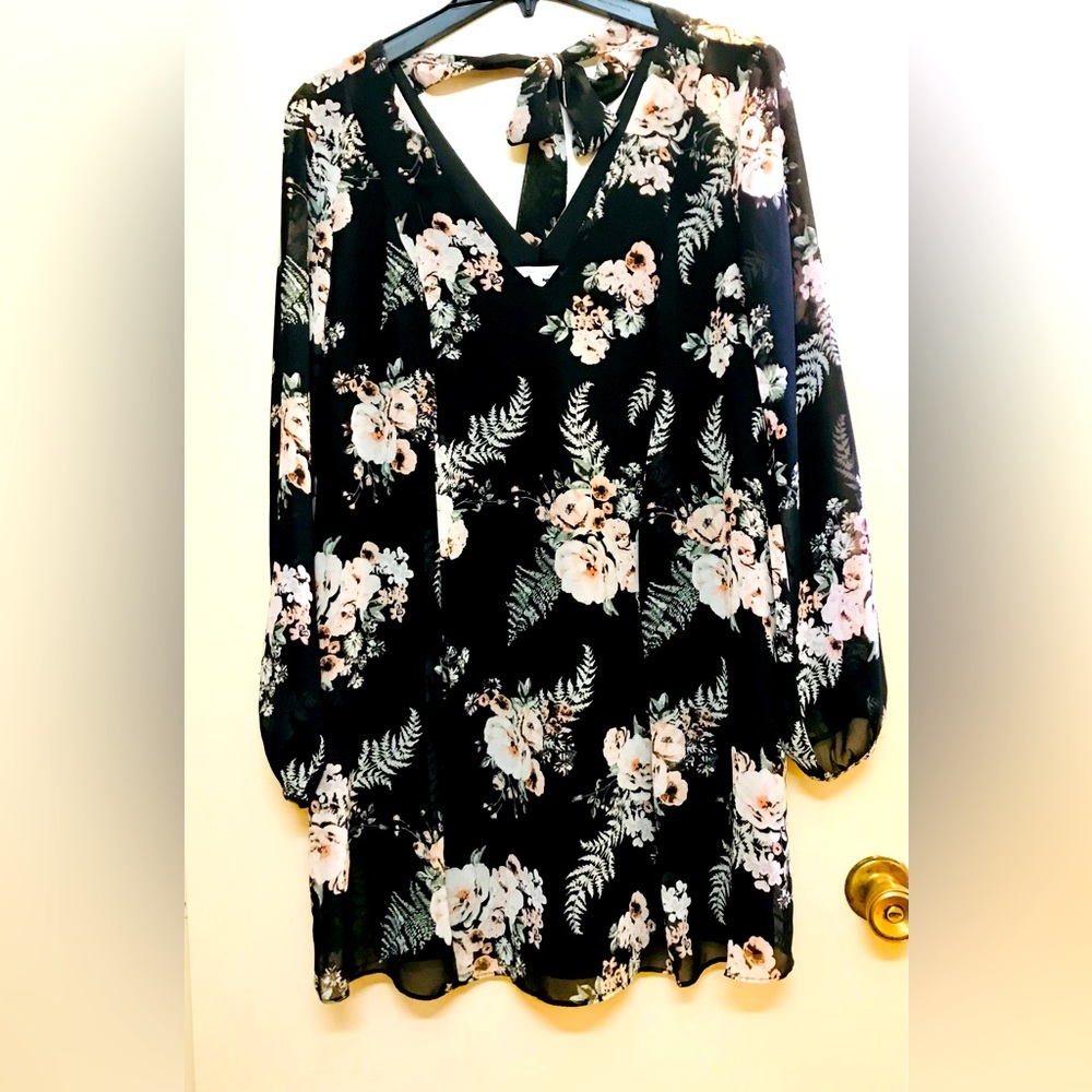 BCBGeneration Black V-Neck Floral 💐 Dress